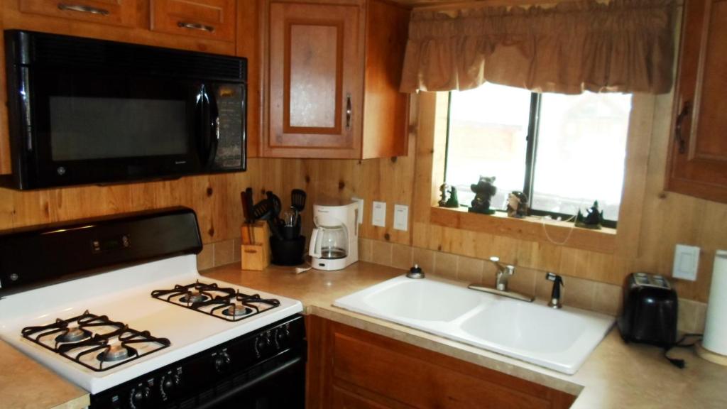 Cedar Pines Resort photo 3