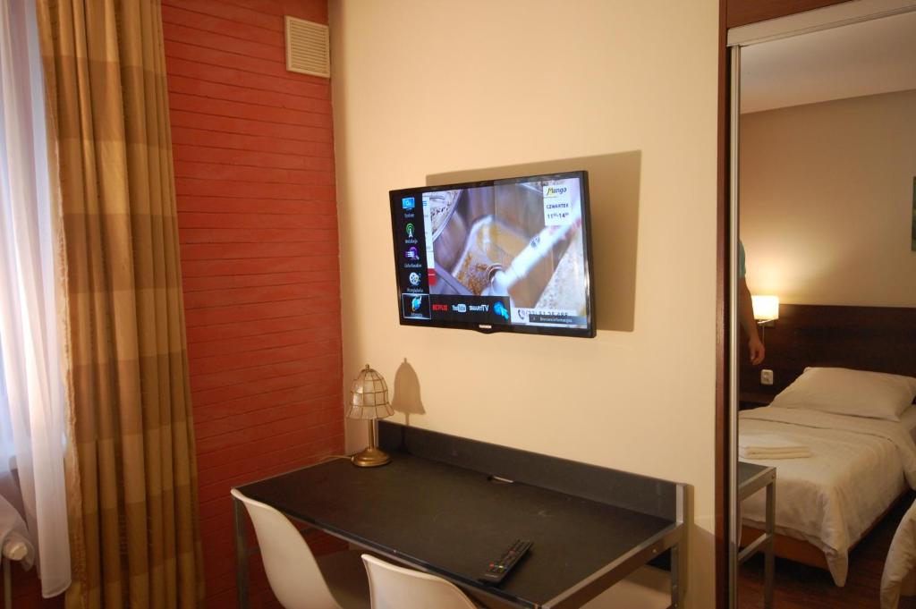 Трехместный (Трехместный номер с общей ванной комнатой), Hipnotic Hostel