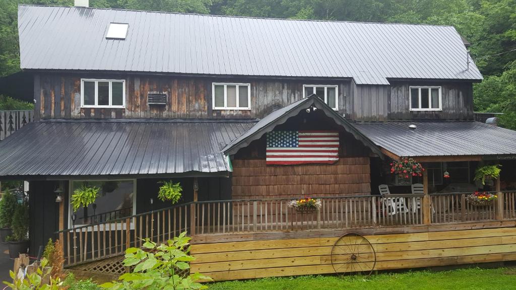 Whisperin' Pines Chalet photo 1