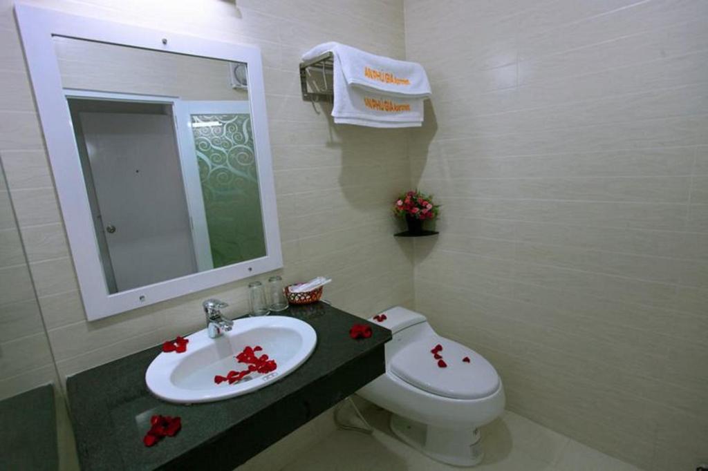 Двухместный (Двухместный номер Делюкс с 1 кроватью и балконом), An Phu Gia Apartment