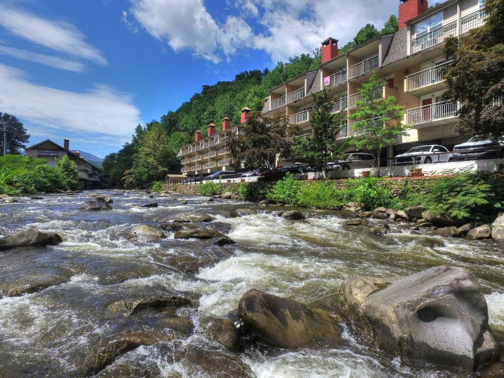 Gatlinburg River Inn image