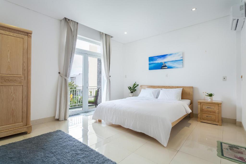 Full House 5 Bedroom Vacations - Near My Khe Beach.