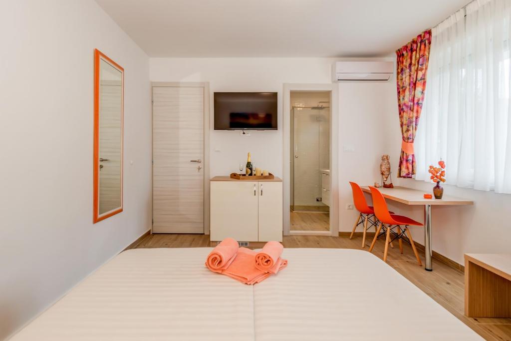 Coloured rooms photo 3