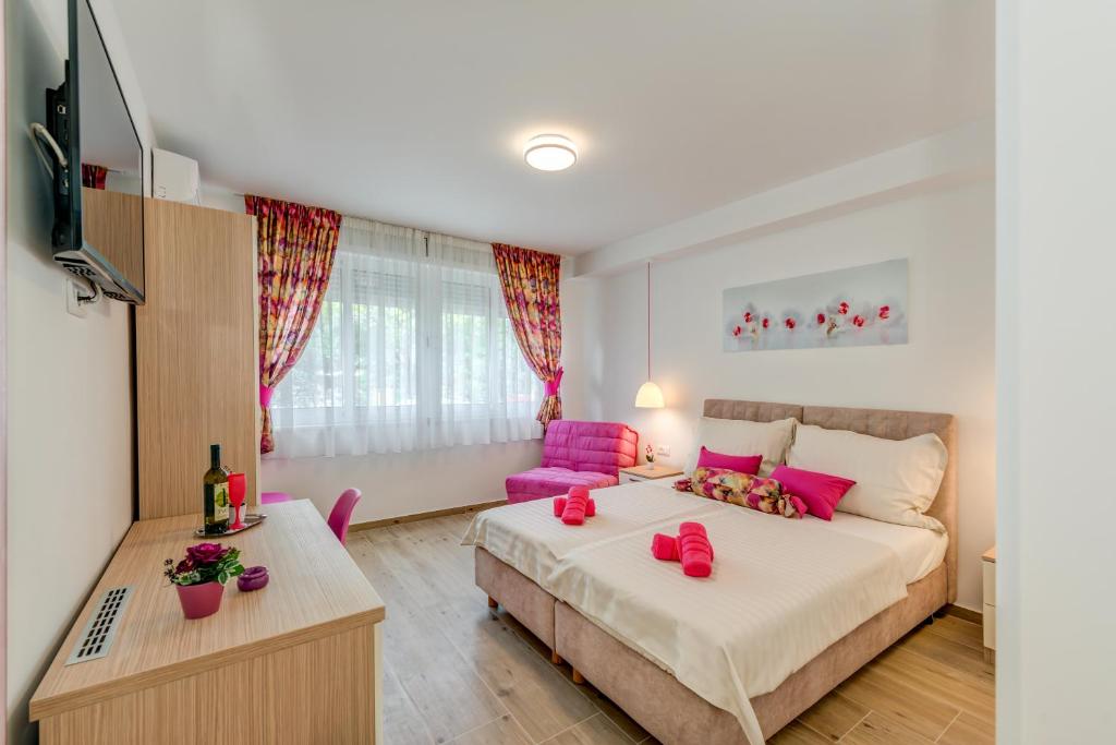 Coloured rooms photo 1