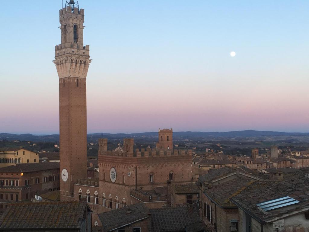 Il NIDO-Attico Siena Centro con vista Duomo e Torre Del Mangia - Tap to explore photos