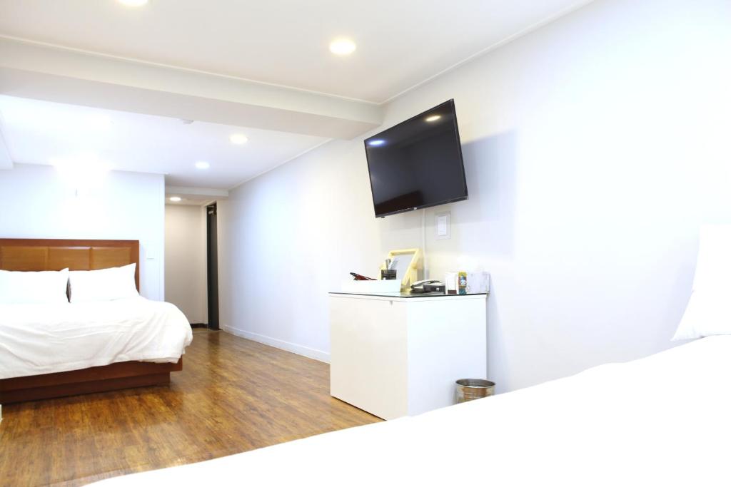 Семейный (Cемейный номер с собственной ванной комнатой), Charm Hotel