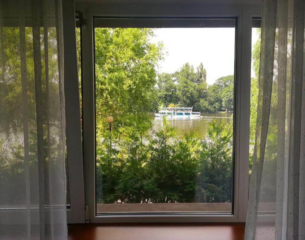 Сьюит (Люкс с видом на озеро), Hotel Herastrau