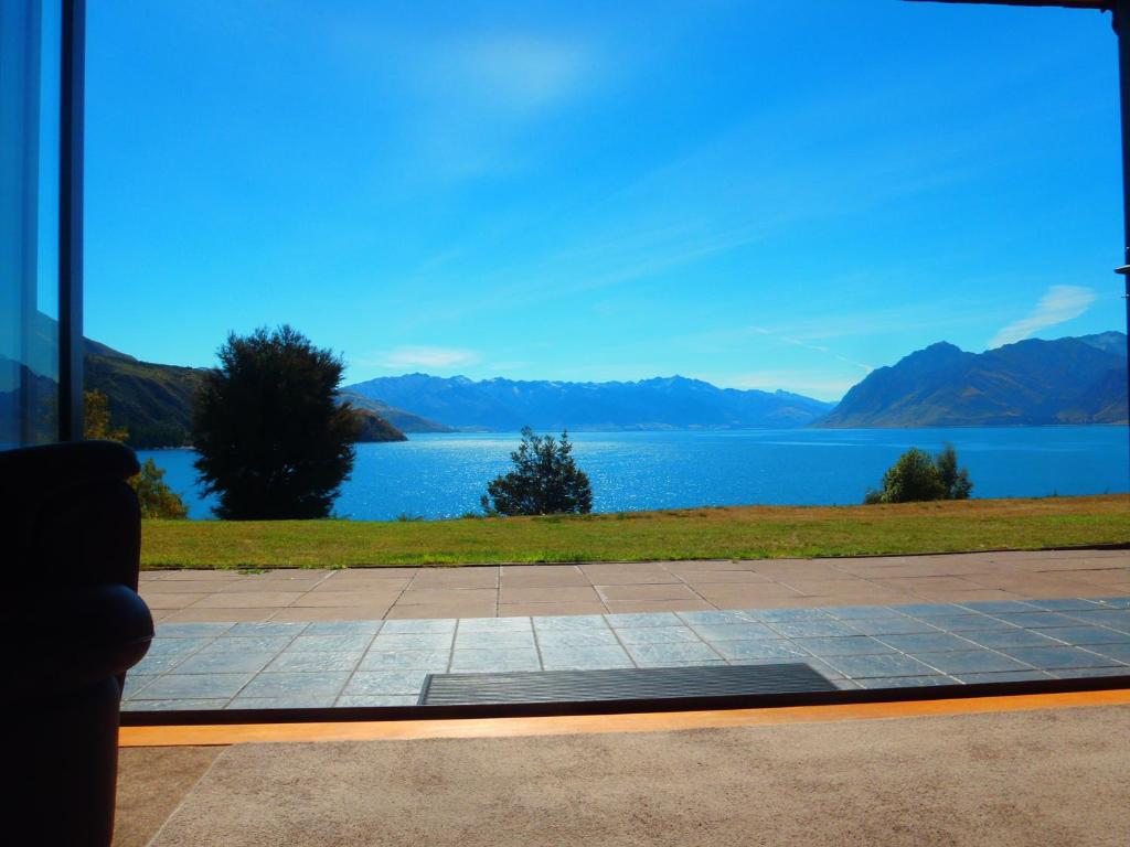 Lakefront Bellevue Lake Hawea Wanaka photo 2
