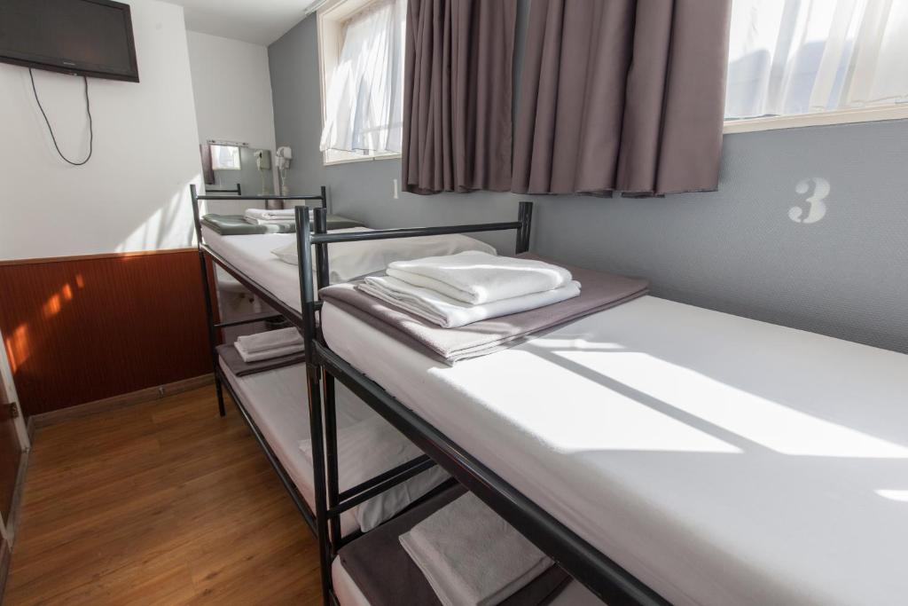 Номер (Отдельный номер с 4 кроватями и общей ванной комнатой), Travel Hotel Amsterdam