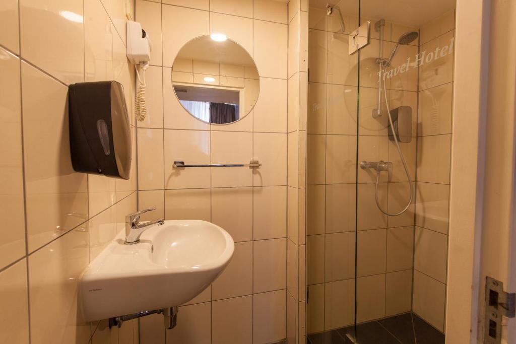 Номер (Отдельный номер с 4 кроватями и собственной ванной комнатой), Travel Hotel Amsterdam