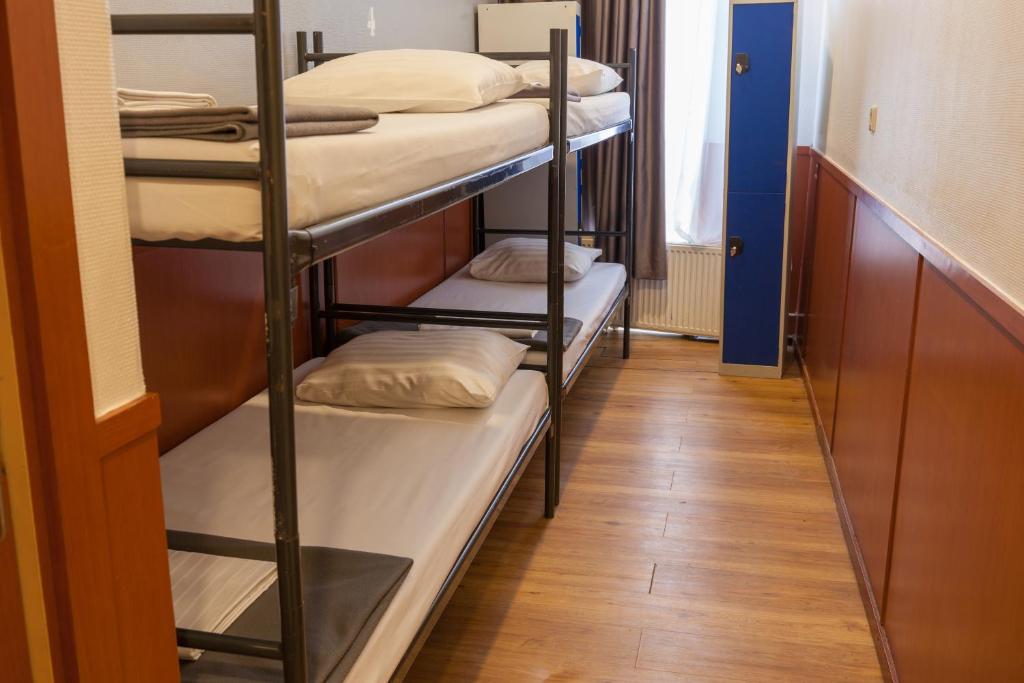 Номер (Отдельный номер с 4 кроватями и собственной ванной комнатой), Travel Hotel Amsterdam