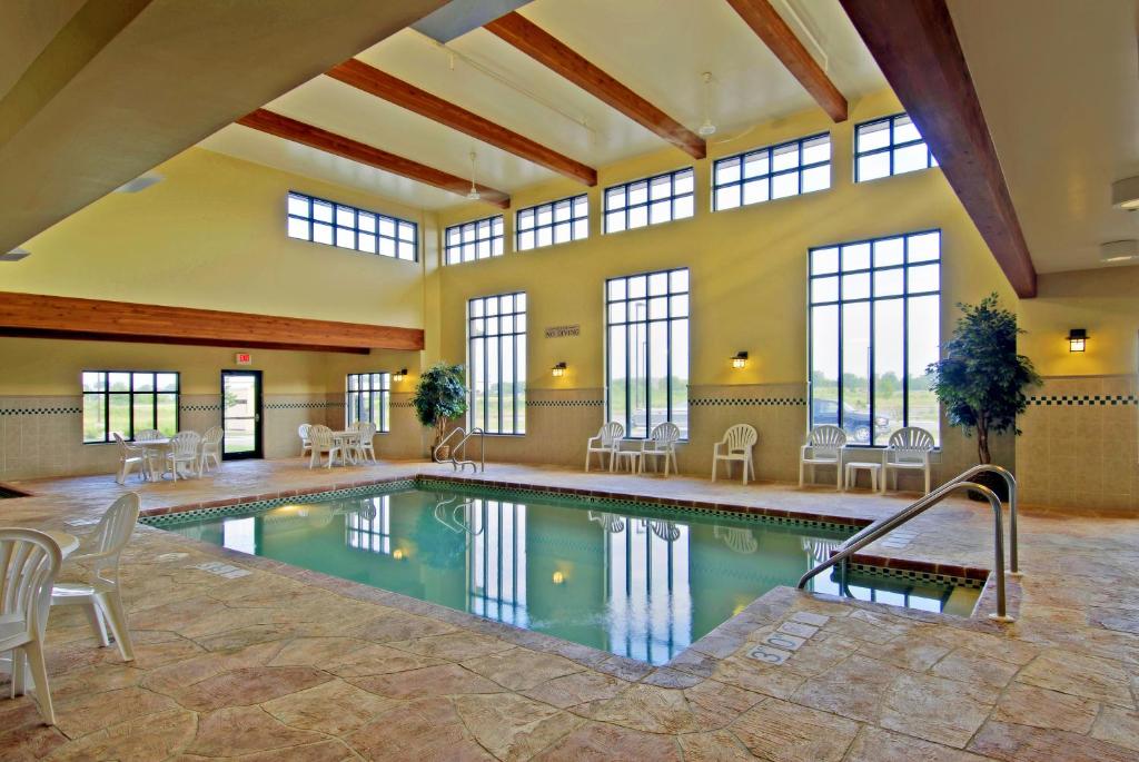 Country Inn & Suites by Radisson, Middleton - Madison West - Tap to explore photos