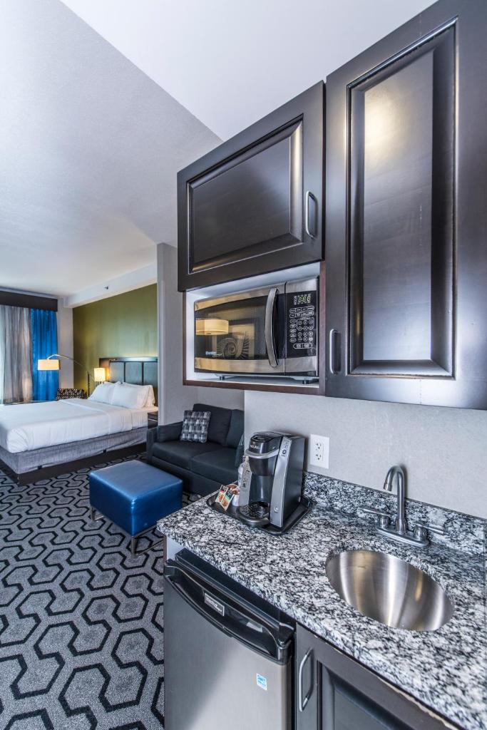 Holiday Inn Express and Suites North Charleston, an IHG Hotel photo 4