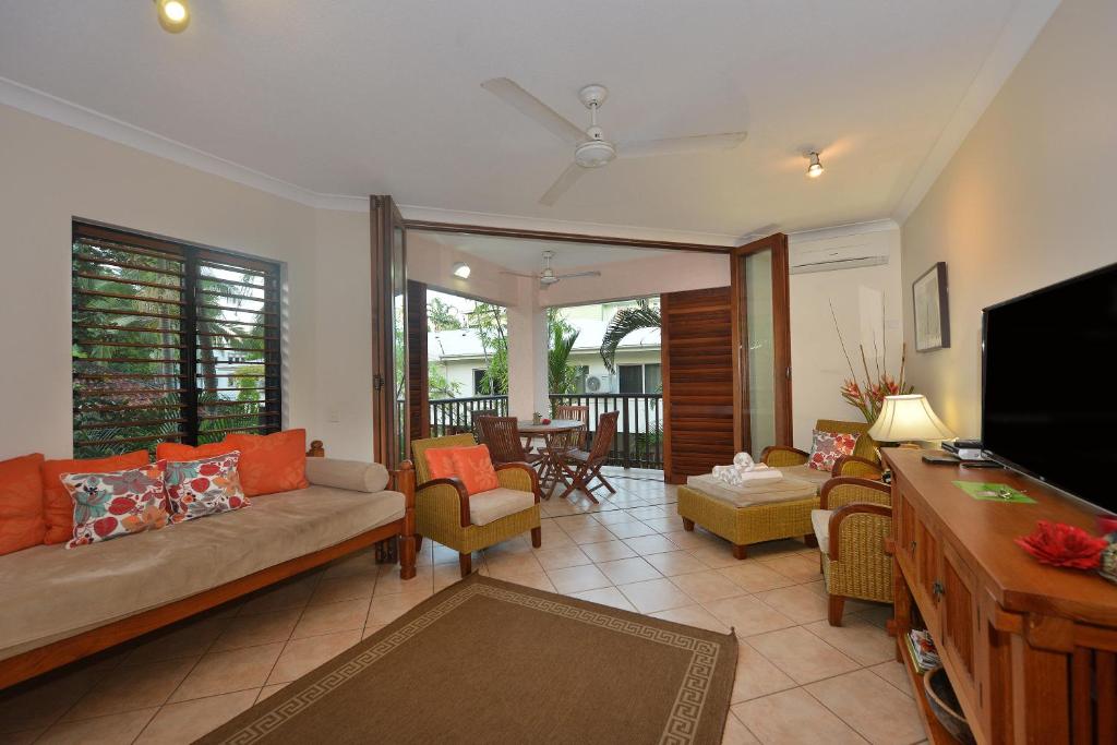 Seascape Holidays- Hibiscus Apartment - Tap to explore photos