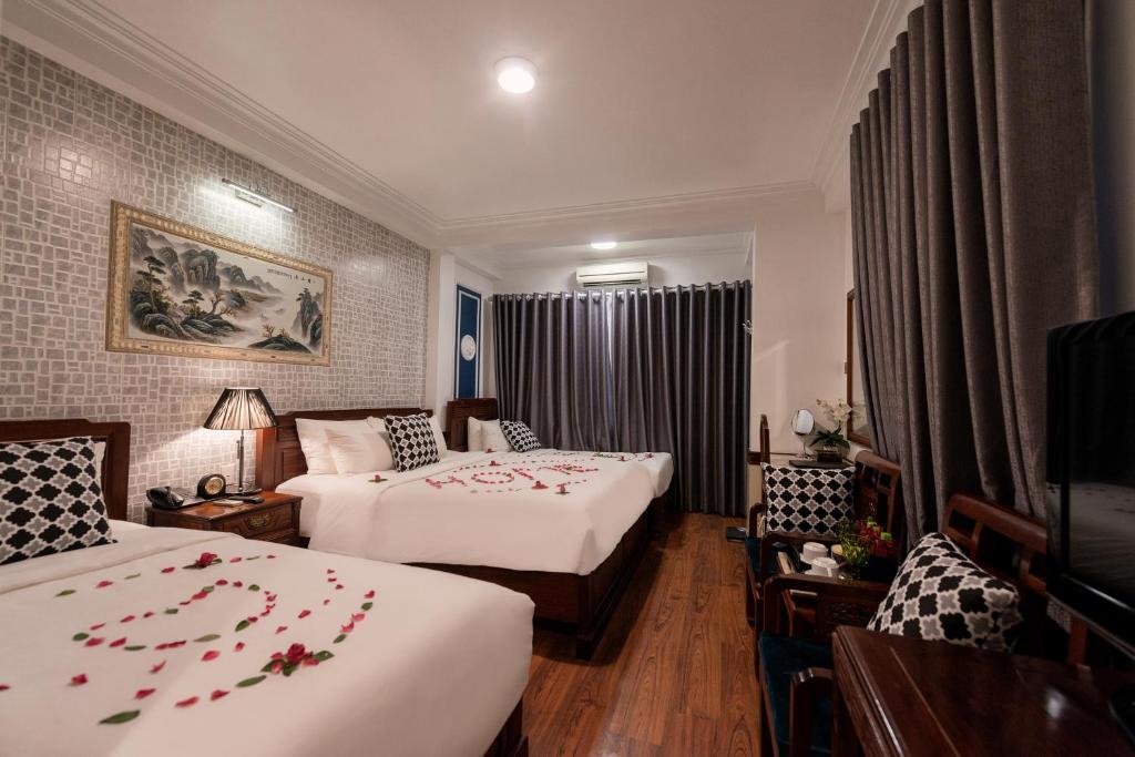 Семейный (Семейный номер с видом на город (для 3 взрослых + 1 ребенка)), Prince II Hotel