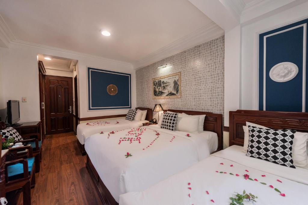 Семейный (Семейный номер с видом на город (для 3 взрослых + 1 ребенка)), Prince II Hotel