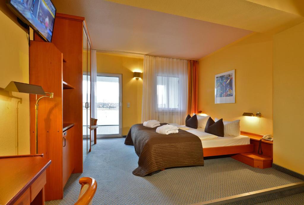 Двухместный (Двухместный номер с балконом и видом на реку), Rheinhotel Vier Jahreszeiten