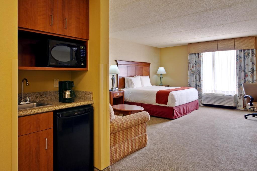 Holiday Inn Express & Suites Bloomington, an IHG Hotel photo 3