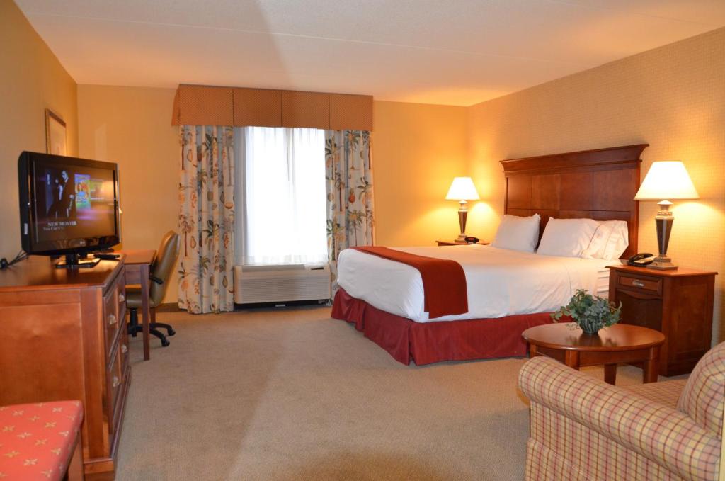 Holiday Inn Express & Suites Bloomington, an IHG Hotel photo 1