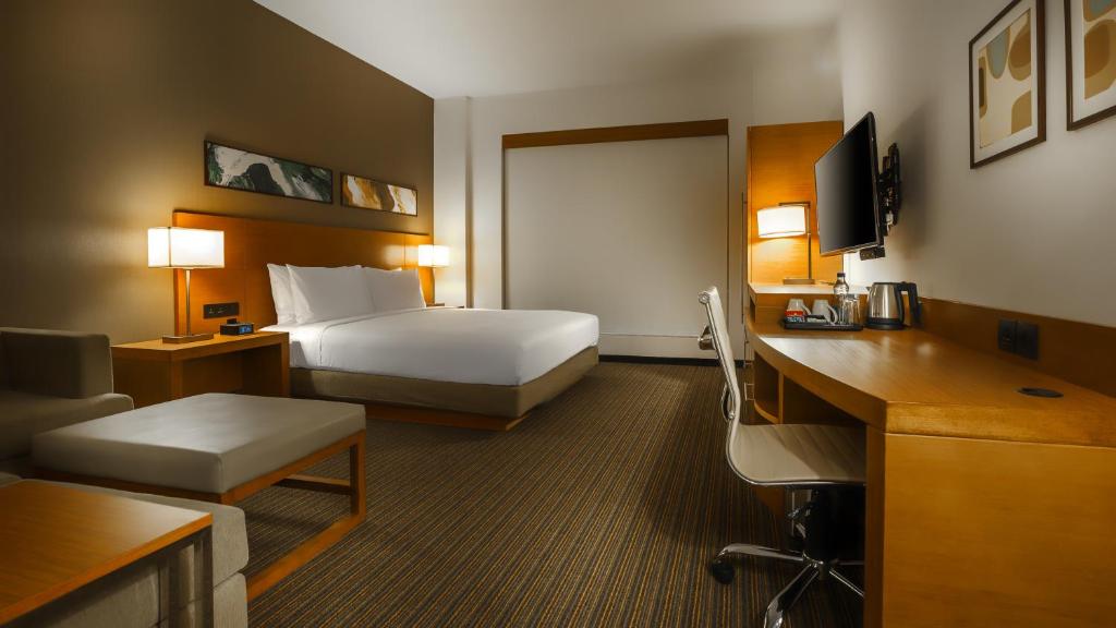 Трехместный (Hyatt King Room with 20% Discount on Food & Beverages and buy one get one on selected alcoholic beverages throughout the stay), Hyatt Place Gurgaon/Udyog Vihar