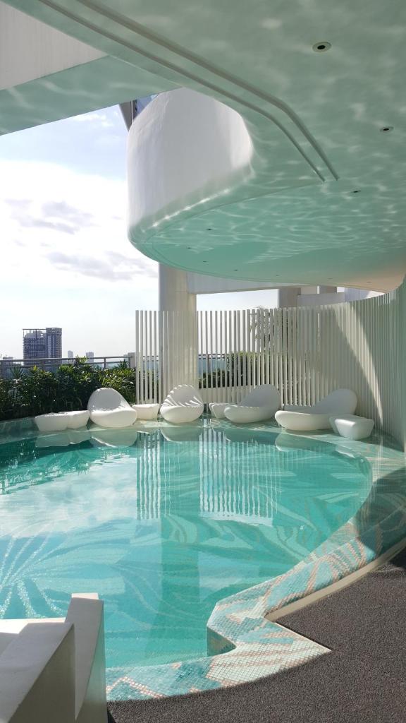 Modern Luxury Lower Penthouse Unit photo 2