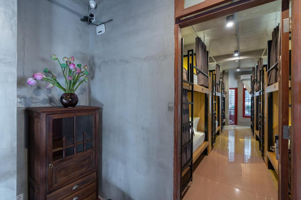 Номер (Односпальная кровать в общем номере для мужчин и женщин), 9 Hostel and Bar