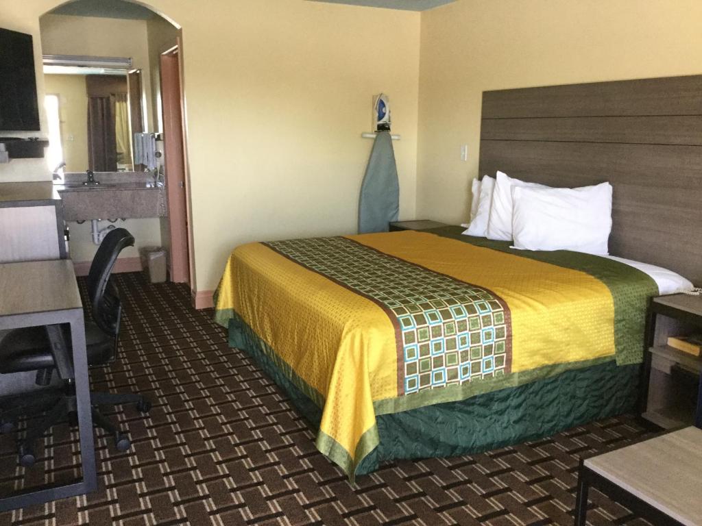 Luxury Inn and Suites Seaworld Lackland image