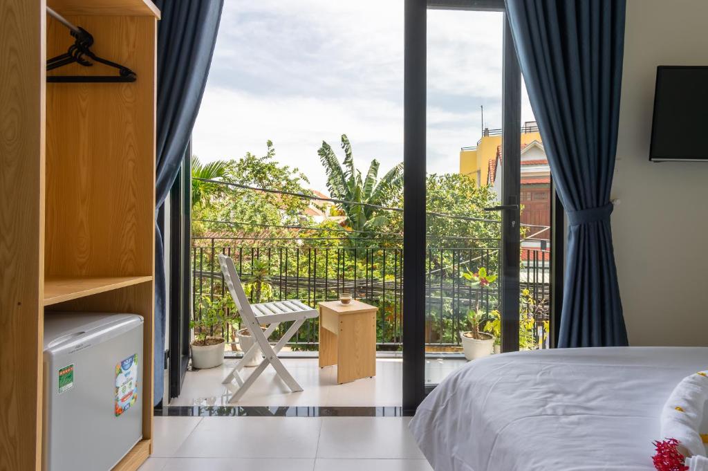 D Central Homestay Hoi An - Tap to explore photos