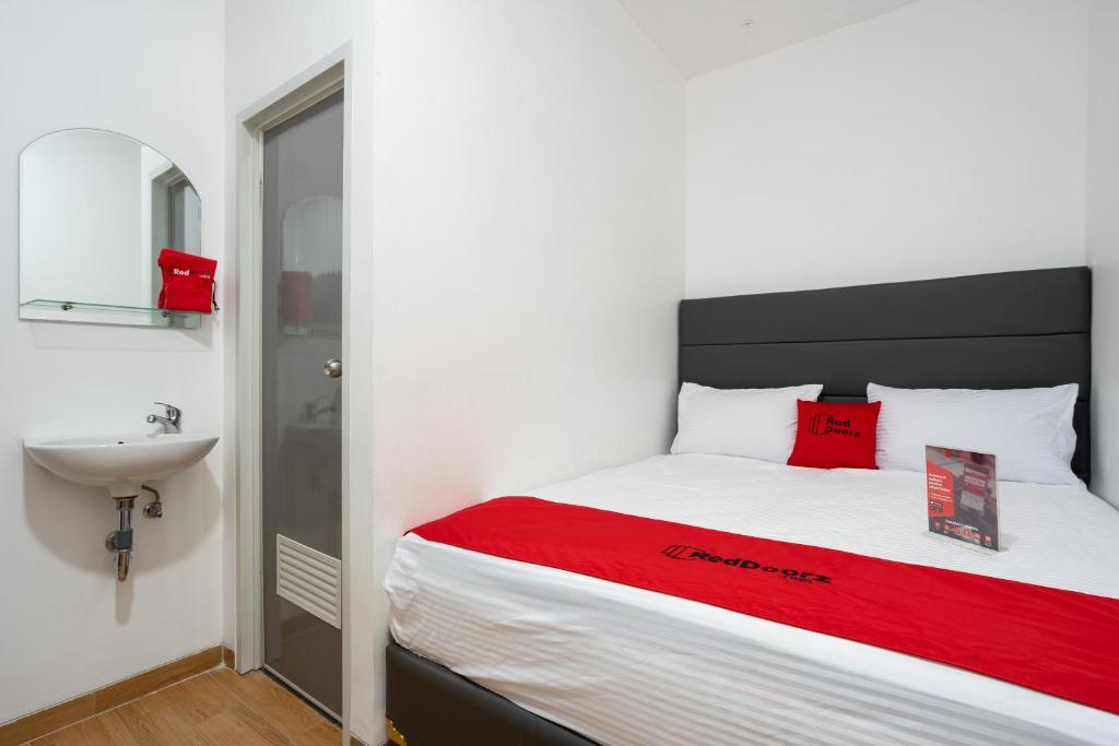 Двухместный (Двухместный номер с 1 кроватью), RedDoorz Plus @ Danau Sunter Utara