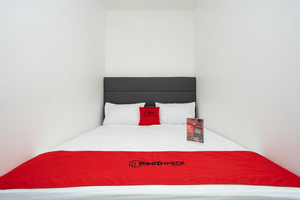 Двухместный (Двухместный номер с 1 кроватью), RedDoorz Plus @ Danau Sunter Utara
