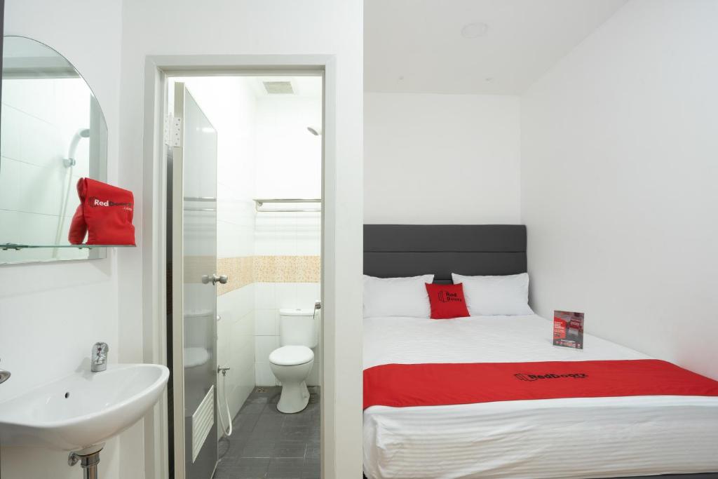 Двухместный (Двухместный номер с 1 кроватью), RedDoorz Plus @ Danau Sunter Utara