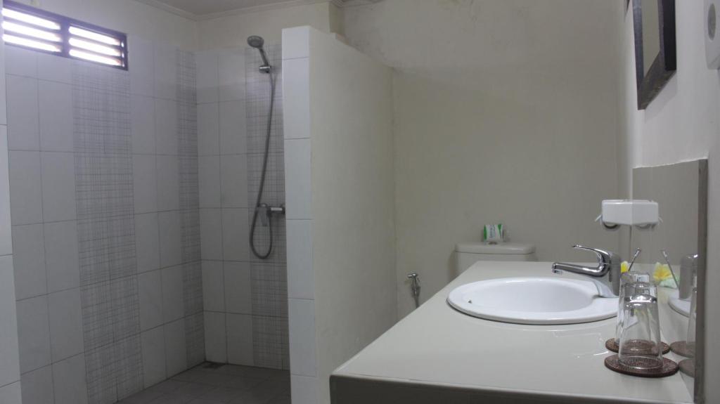 Двухместный (Стандартный двухместный номер с 1 кроватью или 2 отдельными кроватями и вентилятором), Gerhana Sari 2 Bungalows