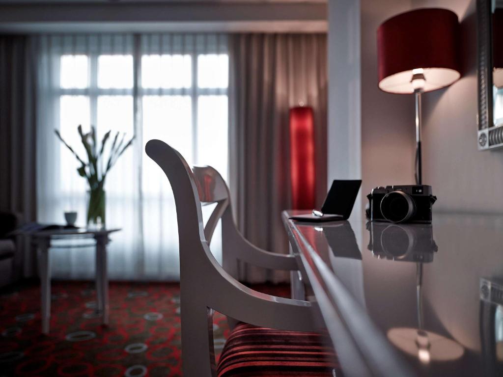 Двухместный (Day Use Offer (11:00 - 17:00) - Superior King Room with City View), Pullman Hanoi