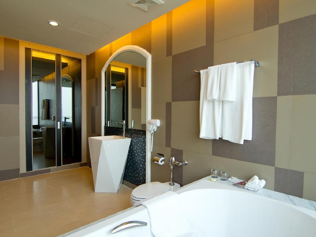 Сьюит (Королевский люкс с 2 спальнями, вид на море), Отель Way Hotel