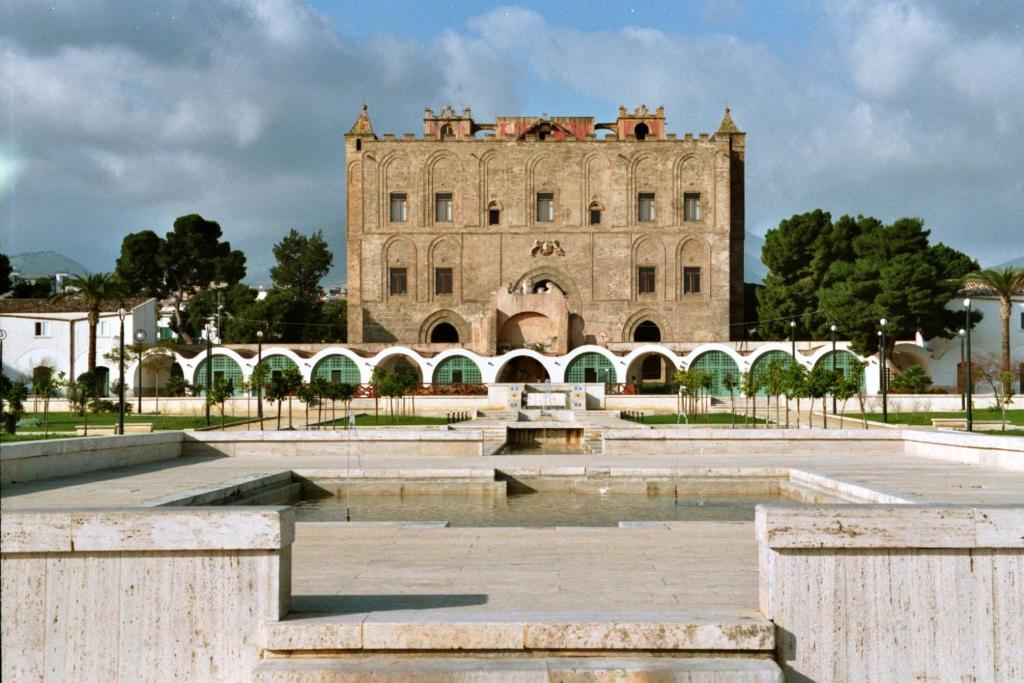Palermo Gallery - Tap to explore photos