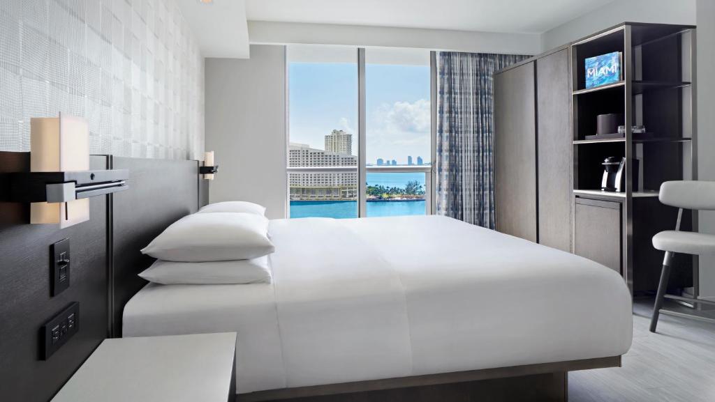 Двухместный (Улучшенный номер с кроватью размера «king-size»), Hyatt Centric Brickell Miami