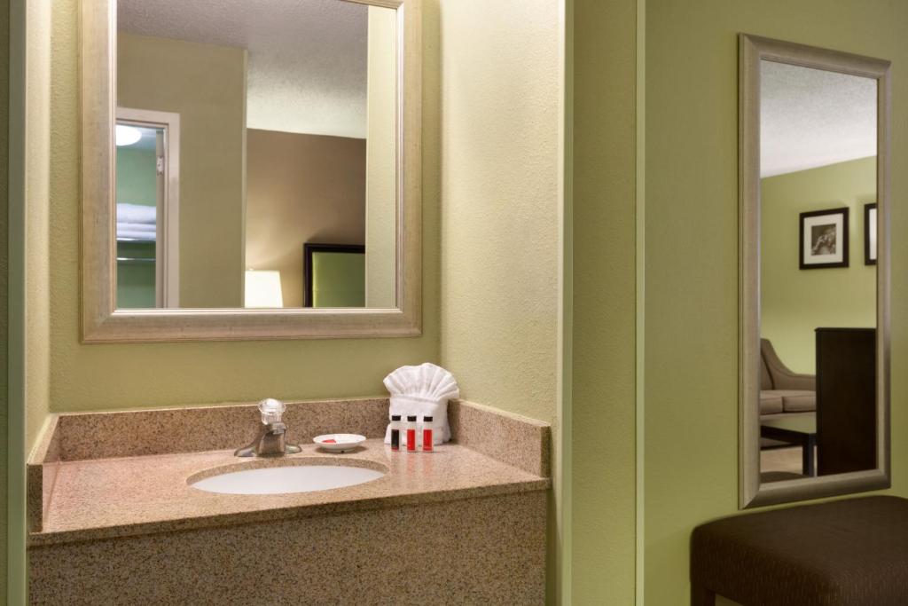 Days Inn by Wyndham Baltimore Inner Harbor Room Type - Queen Room with Bath Tub - Mobility Accessible/Non-Smoking