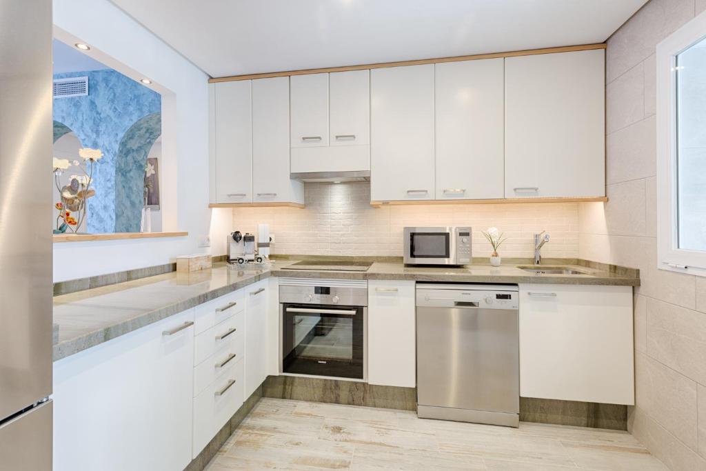 Sea & mountain view penthouse photo 3