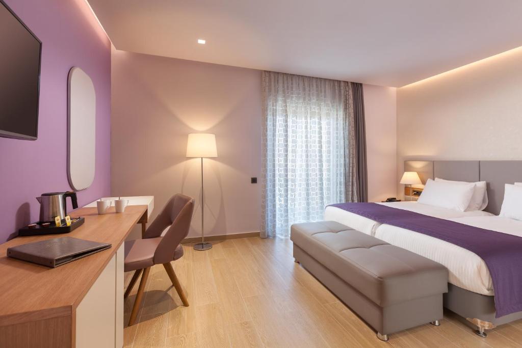 Сьюит (Полулюкс с балконом (для 2 взрослых и 1 ребенка)), Blue Lagoon City Hotel