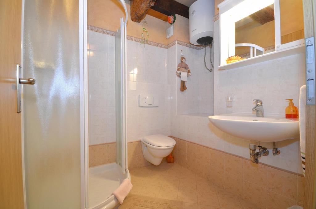 Bella Vista Apartments photo 3