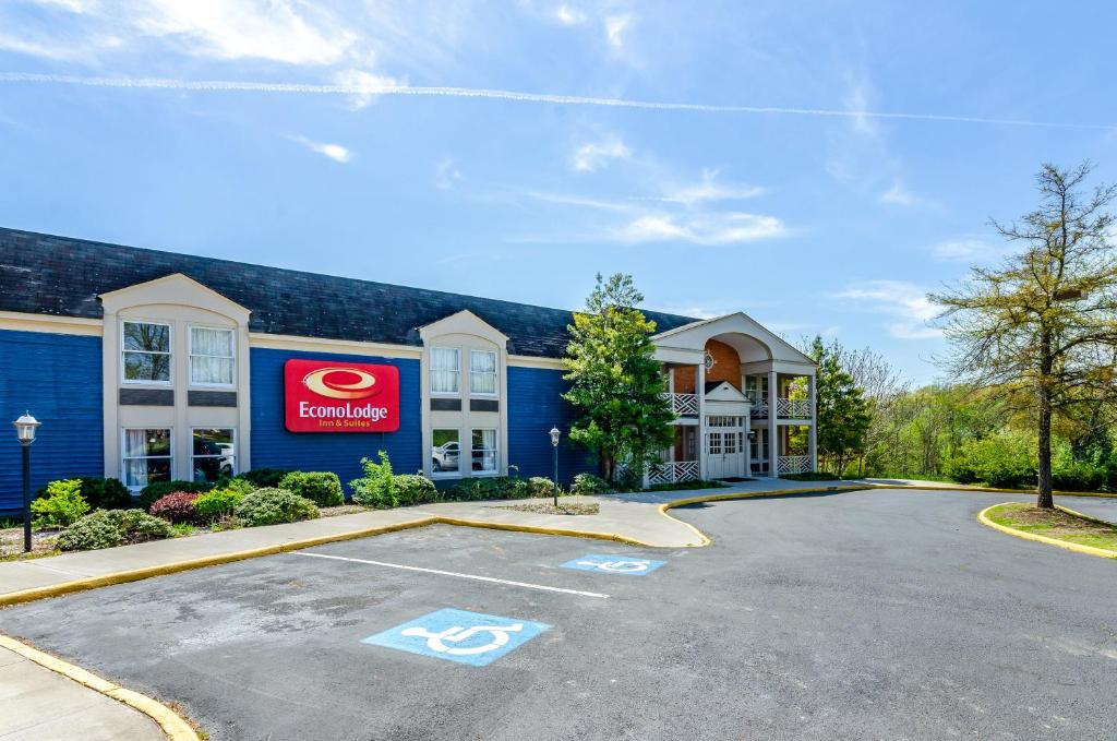 Econo Lodge Inn & Suites Radford-Blacksburg Area image