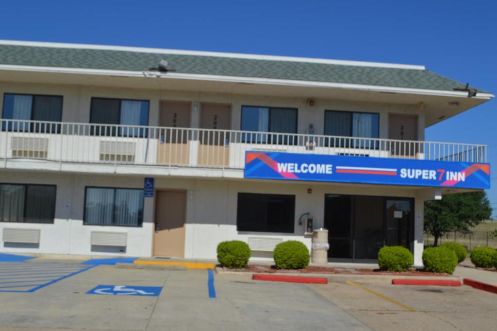 Super 7 Inn image