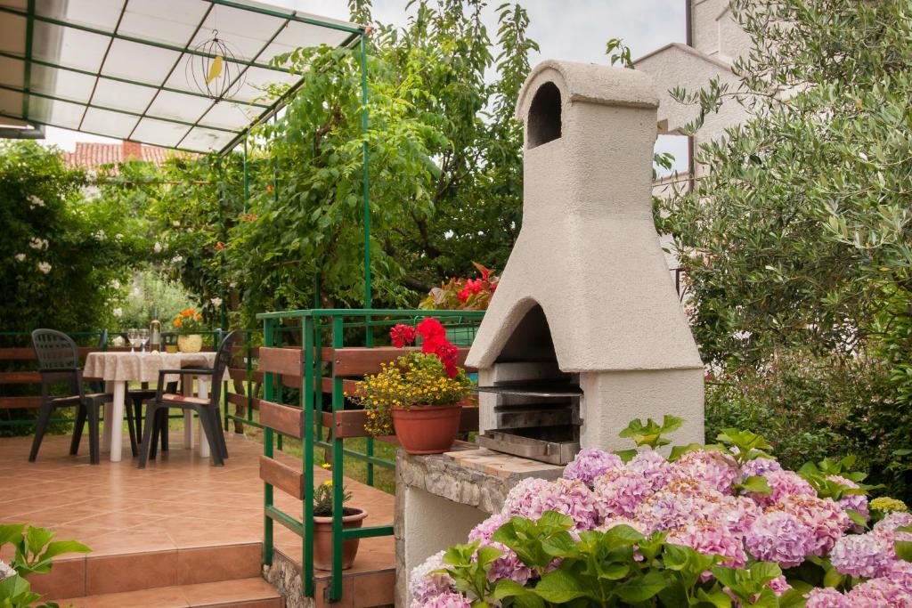 Studio and Apartment Nadia with garden photo 3