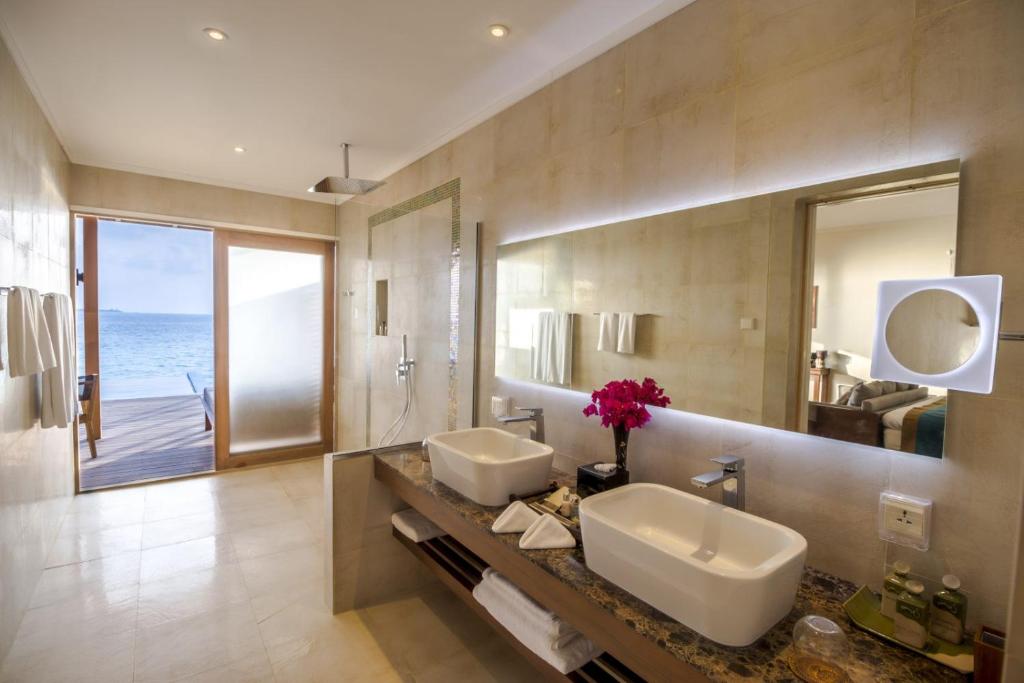 Hurawalhi Island Resort photo 2