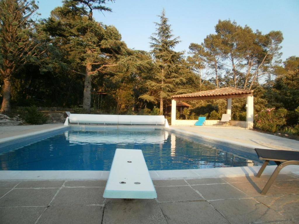 Lorgues, La Tourelle, immense piscine, plongeoir, vue, au grand calme photo 3