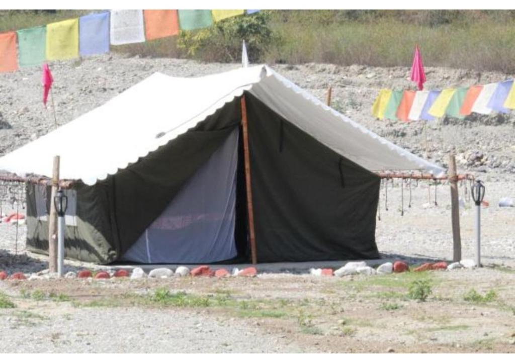 Номер (Шатер), Junky Yard Camps next to Heaven river