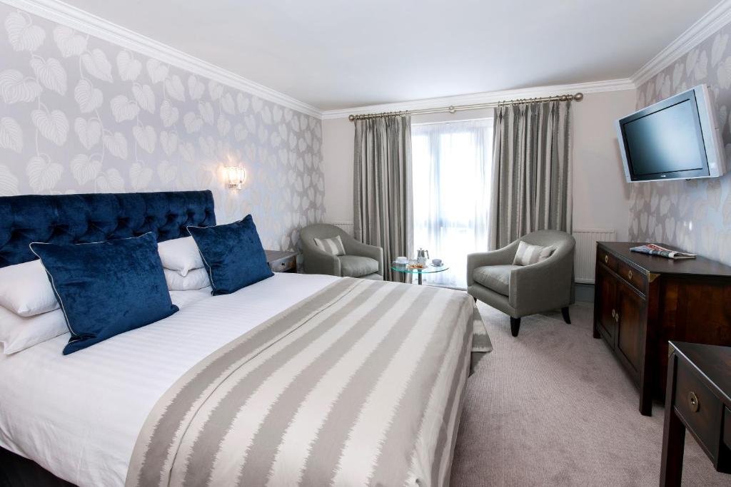 The Manor Elstree - Tap to explore photos