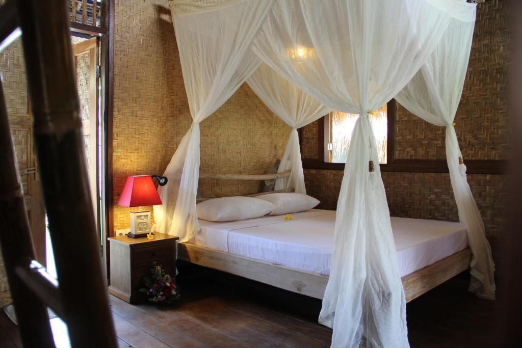 Номер (Двухместное бунгало Делюкс с 1 кроватью), The Calmtree Bungalows