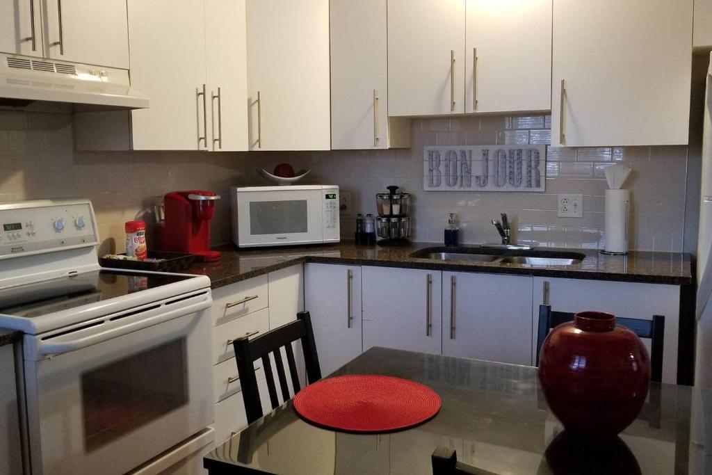 2-Bedroom Apartment #30A by Amazing Property Rentals photo 2