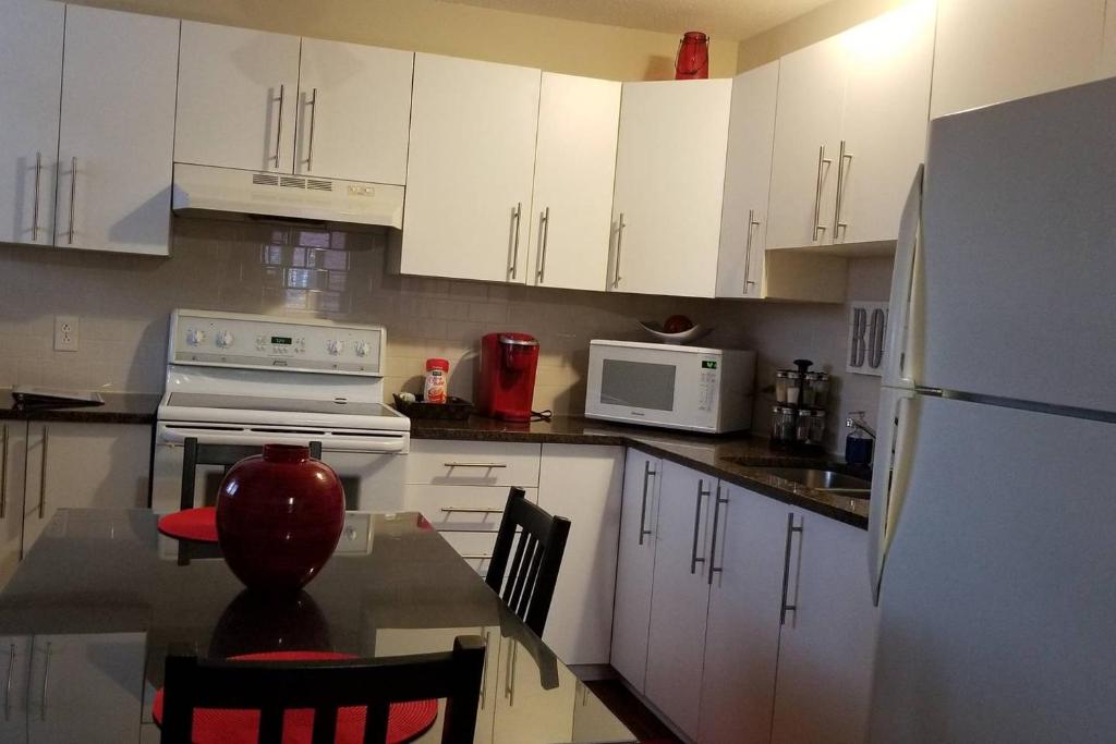 2-Bedroom Apartment #30A by Amazing Property Rentals photo 4